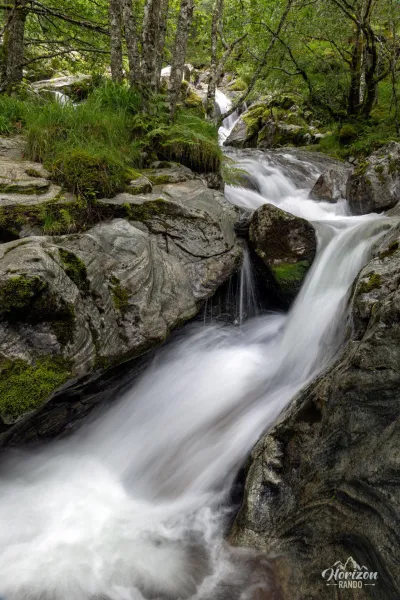 Cascade alimentant le lac Bondhusvatnet