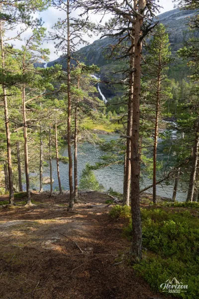 Très agréable sentier forestier, troisième cascade au loin