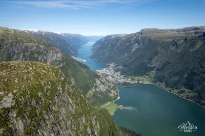 Le lac émeraude Sandvinsvatnet et Hardangerfjord, le sommet de Jordalsnuten sur la gauche (vue drone) Le lac émeraude Sandvinsvatnet et Hardangerfjord, le sommet de Jordalsnuten sur la gauche (vue drone)