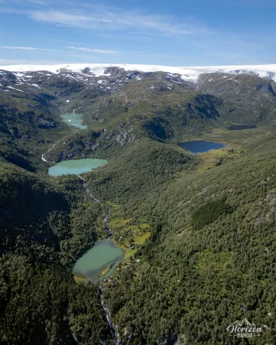 Les deux lacs Fossasetevatnet (en bas) et Liasetevatnet (à droite) rencontrés sur le parcours (vue drone) Les deux lacs Fossasetevatnet (en bas) et Liasetevatnet (à droite) rencontrés sur le parcours (vue drone)