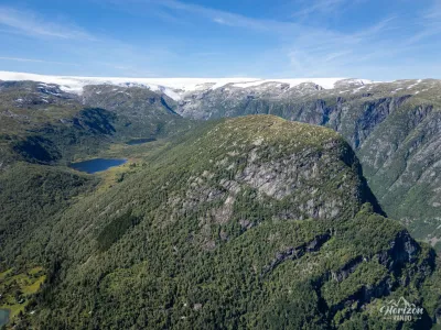 Sommet arrondi de Jordalsnuten (vue drone) Sommet arrondi de Jordalsnuten