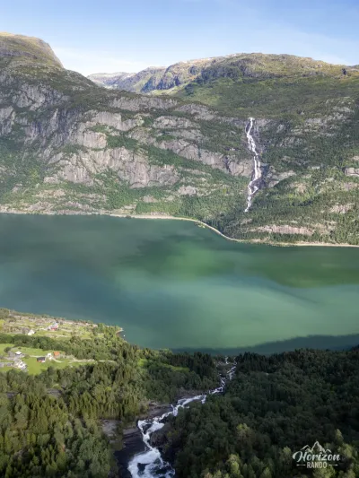 Cascade Strandfossen en bas (vue drone) Cascade Strandfossen en bas