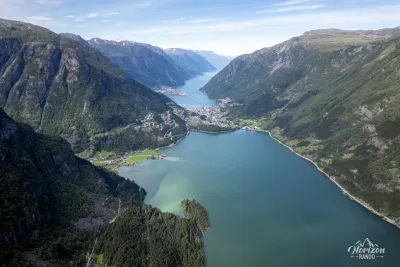 Le lac Sandvinsvatnet et Hardangerfjord (vue drone) Le lac émeraude Sandvinsvatnet et Hardangerfjord (vue drone)
