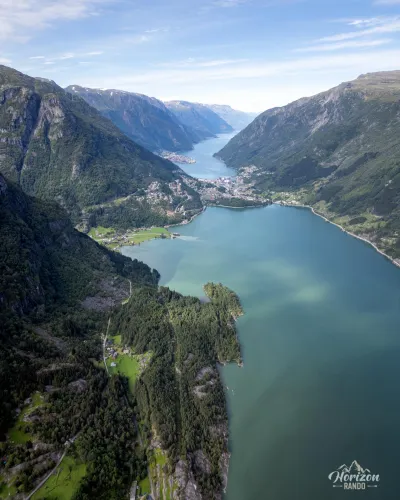Le lac Sandvinsvatnet et Hardangerfjord (vue drone) Le lac Sandvinsvatnet et Hardangerfjord (vue drone)