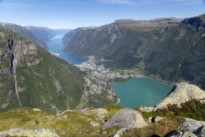 Le lac émeraude Sandvinsvatnet et Hardangerfjord depuis Jordalsnuten Le lac émeraude Sandvinsvatnet et Hardangerfjord depuis Jordalsnuten