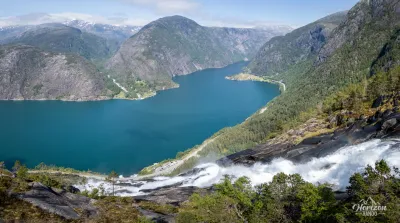 Langfoss et Åkrafjord (vue drone) Langfoss et Åkrafjord (vue drone)