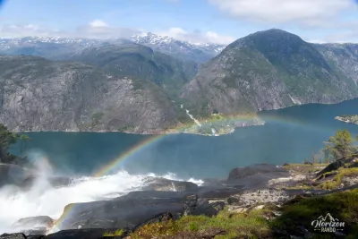 Point de vue à mi-parcours au plus près de Langfoss Point de vue à mi-parcours au plus près de Langfossen