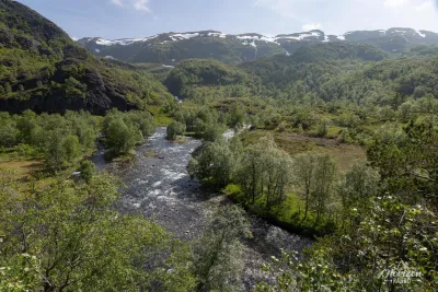 Le calme avant la tempête : la rivière juste avant son plongeon de 612 m Le calme avant la tempête : la rivière juste avant son plongeon de 612 m