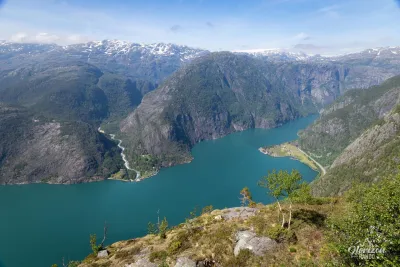 Point de vue de Vardahaugen sur le magnifique Åkrafjord. On aperçoit le glacier Folgefonna au loin sur la droite Point de vue de Vardahaugen sur le magnifique Åkrafjord. On aperçoit le glacier Folgefonna au loin sur la droite