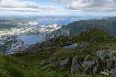 Contraste entre l'urbanisation de Bergen d'un coté et la nature sauvage de l'autre Contraste entre l'urbanisation de Bergen d'un coté et la nature sauvage de l'autre