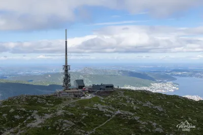 Antenne et arrivée du téléphérique Antenne et arrivée du téléphérique