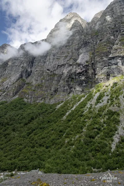 Vallée encadrée d'impressionnantes falaises Vallée encadrée d'impressionnantes falaises