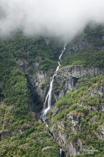 Cascade en face de la vallée Cascade en face de la vallée