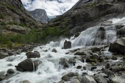 Cascade à la fin du sentier, le glacier de Brenndal au loin Cascade à la fin du sentier, le glacier de Brenndal au loin