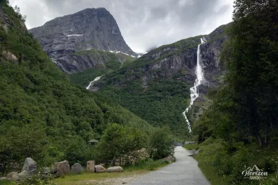Vallée de Briksdalen et cascade Volefossen Vallée de Briksdalen et cascade Volefossen