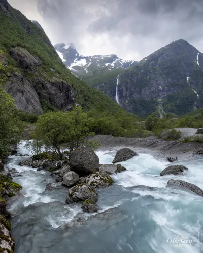 Le tumultueux torrent Briksdalselva Le tumultueux torrent Briksdalselva