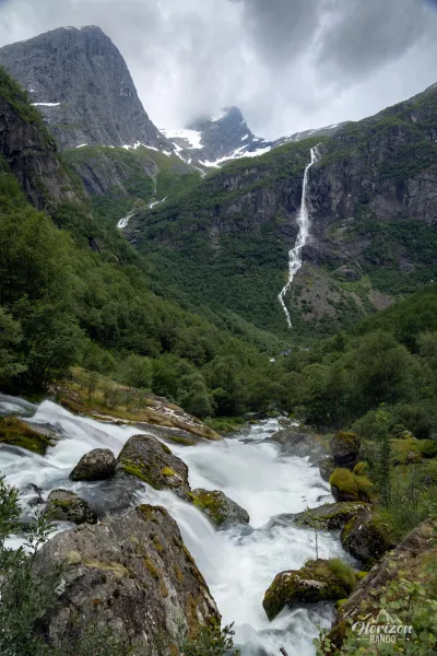 Le torrent Briksdalselva Le torrent Briksdalselva