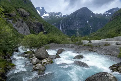 Le tumultueux torrent Briksdalselva Le tumultueux torrent Briksdalselva