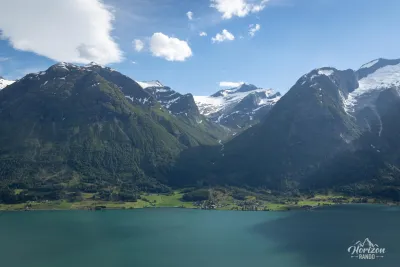 Lac Oppstrynsvatnet et village de Fosnes Lac Oppstrynsvatnet et village de Fosnes