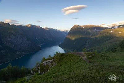 Kjøsnesfjorden et sommet de Nonsnipa (1342 m) Kjøsnesfjorden et sommet de Nonsnipa (1342 m)