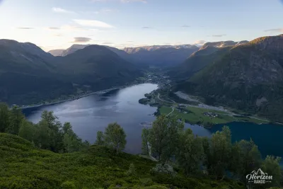 Village de Skei, lac Jølstravatnet et le fjord Kjøsnesfjorden Village de Skei, lac Jølstravatnet et le fjord Kjøsnesfjorden