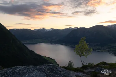 Coucher de soleil sur le lac Jølstravatnet Coucher de soleil sur le lac Jølstravatnet