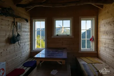 Cabane aménagée au sommet de Hamnanova Cabane aménagée au sommet de Hamnanova