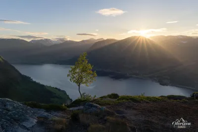 Le lac Jølstravatnet au coucher de soleil Le lac Jølstravatnet au coucher de soleil