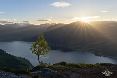 Le lac Jølstravatnet au coucher de soleil Le lac Jølstravatnet au coucher de soleil