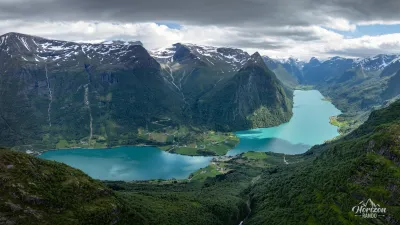 Panorama de la vallée d'Oldedalen (vue drone) Panorama de la vallée d'Oldedalen (vue drone)