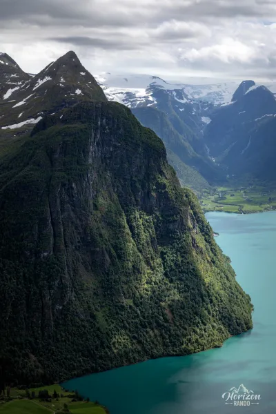 Le sommet caractéristique de Kjenuken (1016 m) qui nous accompagne toute la randonnée Le sommet caractéristique de Kjenuken (1016 m) qui nous accompagne toute la randonnée