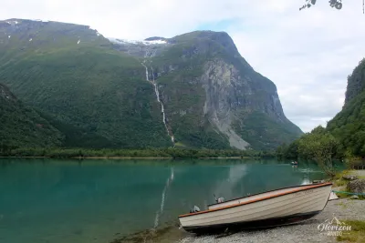 Lac Lovatnet et cascade Ramnefjellfossen