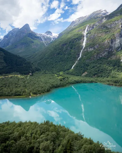 Lac Lovatnet et cascade Ramnefjellfossen (vue drone)