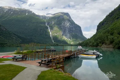 Lac Lovatnet et cascade Ramnefjellfossen depuis le café Kjenndalstova