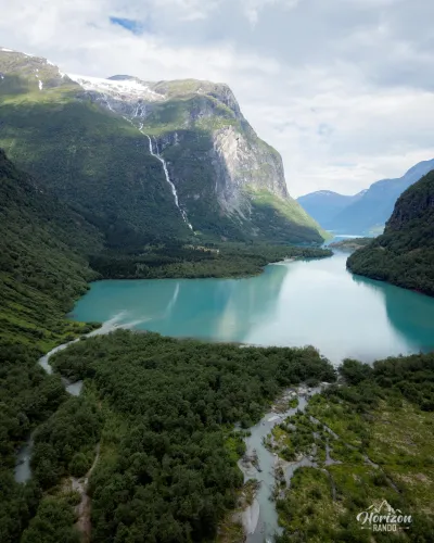 Lac Lovatnet et cascade Ramnefjellfossen (vue drone)