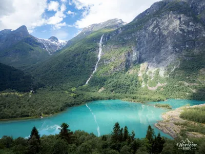 Lac Lovatnet et cascade Ramnefjellfossen
