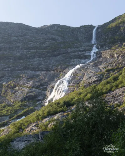 L'une des nombreuses chutes d'eau de la vallée L'une des nombreuses chutes d'eau de la vallée