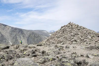 Immense tas de pierre au sommet de Veslfjellet Immense tas de pierre au sommet de Veslfjellet