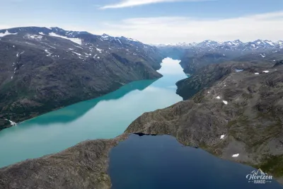 Lac Bessvatnet et lac Gjende (vue drone) Lac Bessvatnet et lac Gjende (vue drone)