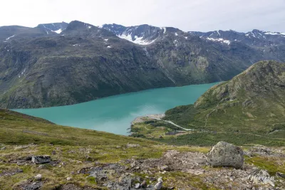 Lac Gjende couleur vert émeraude, Memurubu le départ de la randonnée en contrebas Lac Gjende couleur vert émeraude, Memurubu le départ de la randonnée en contrebas