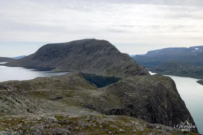 La crête de Besseggen menant au sommet de Veslfjellet (1743 m) La crête de Besseggen menant au sommet de Veslfjellet (1743 m)