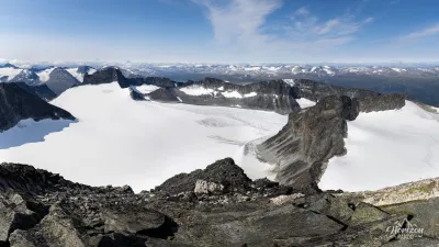 Panorama au sommet, encerclé de glaciers Panorama au sommet, encerclé de glaciers