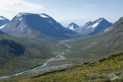 Première partie sur un bon sentier, entouré de verdure Galdhøpiggen