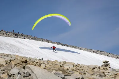 Départ en parapente depuis le sommet de Galdhøpiggen Départ en parapente depuis le sommet de Galdhøpiggen