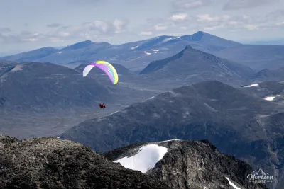 Survol en parapente du parc de Jotunheimen Survol en parapente du parc de Jotunheimen