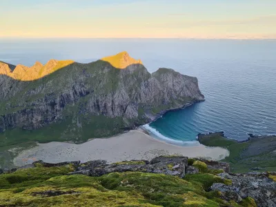 Plage de Horseid depuis le sommet de Branntuva Plage de Horseid depuis le sommet de Branntuva