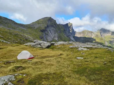 Branntuva (701 m) et Brasråstindan (857 m) Branntuva (701 m) et Brasråstindan (857 m)