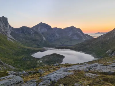 Sommets de Ulstinden et Kitinden, lac de Fageråvatnet Sommets de Ulstinden et Kitinden, lac de Fageråvatnet