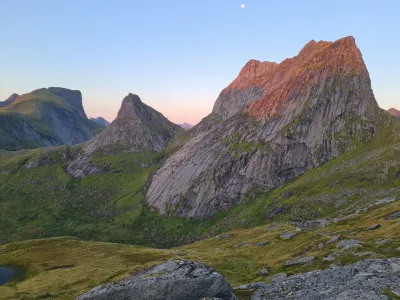 Sommet de Kråkhammartinden (713 m) à l'aube Sommet de Kråkhammartinden (713 m) à l'aube