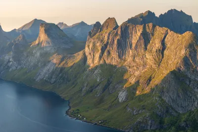 Segltinden (731 m), hameau de Rostad et sommet de Rostadtindan (767 m), Klokktinden (863 m) derrière